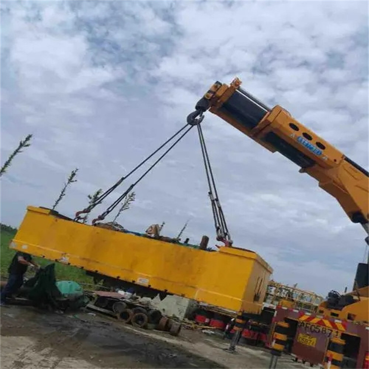 建始吊运集装箱的吊车